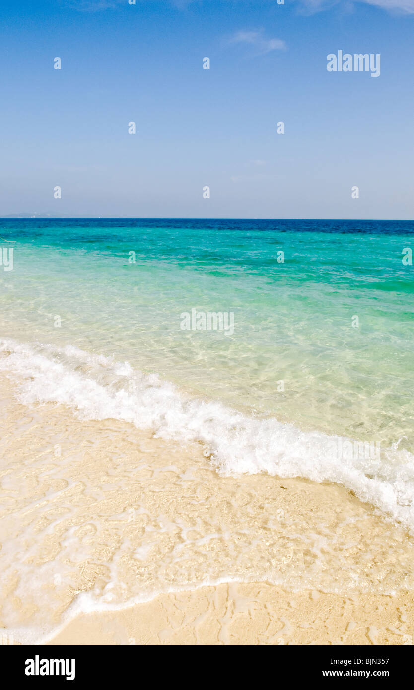 Bella vista oceano del mare con acqua cristallina Foto Stock