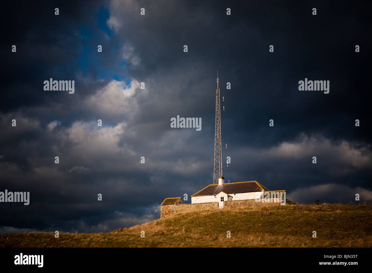 Cielo tempestoso dietro il Coastgaurd Lookout a Newton-per-il-Mare, Northumberland, Inghilterra Foto Stock