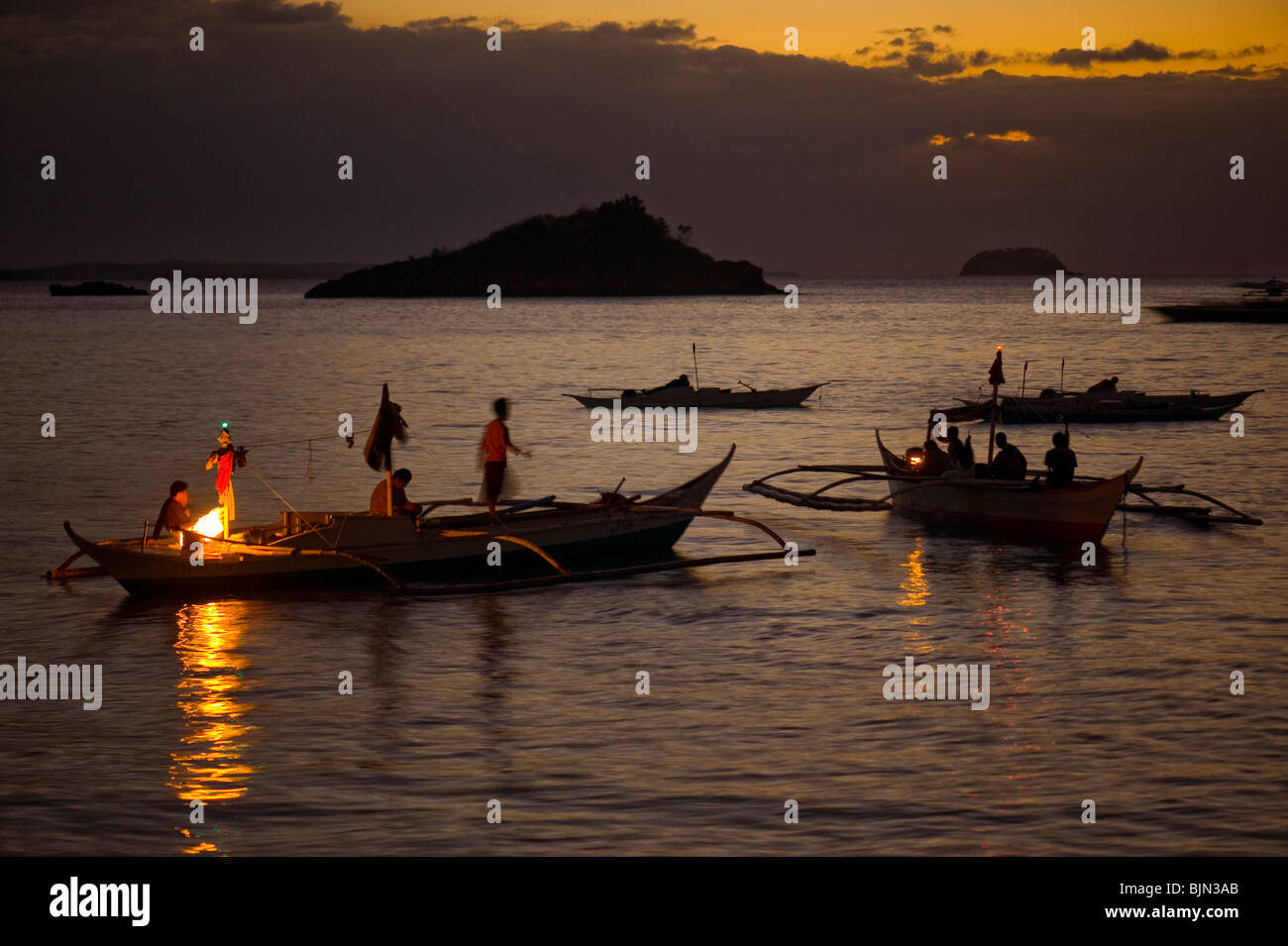Tramonto Tramonto al mare Isola di Malapascua fisher fisherboat fuoco in barca romantica romanticismo Cebu Filippine Visayan Sea sun tropical h Foto Stock