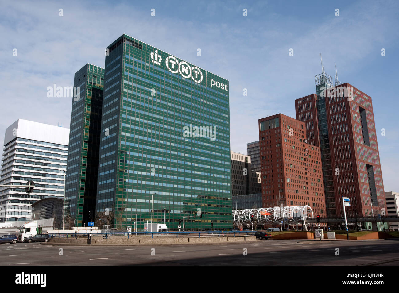 TNT azienda postale sede ufficio torre nel distretto centrale degli affari in l'Aia Paesi Bassi Foto Stock