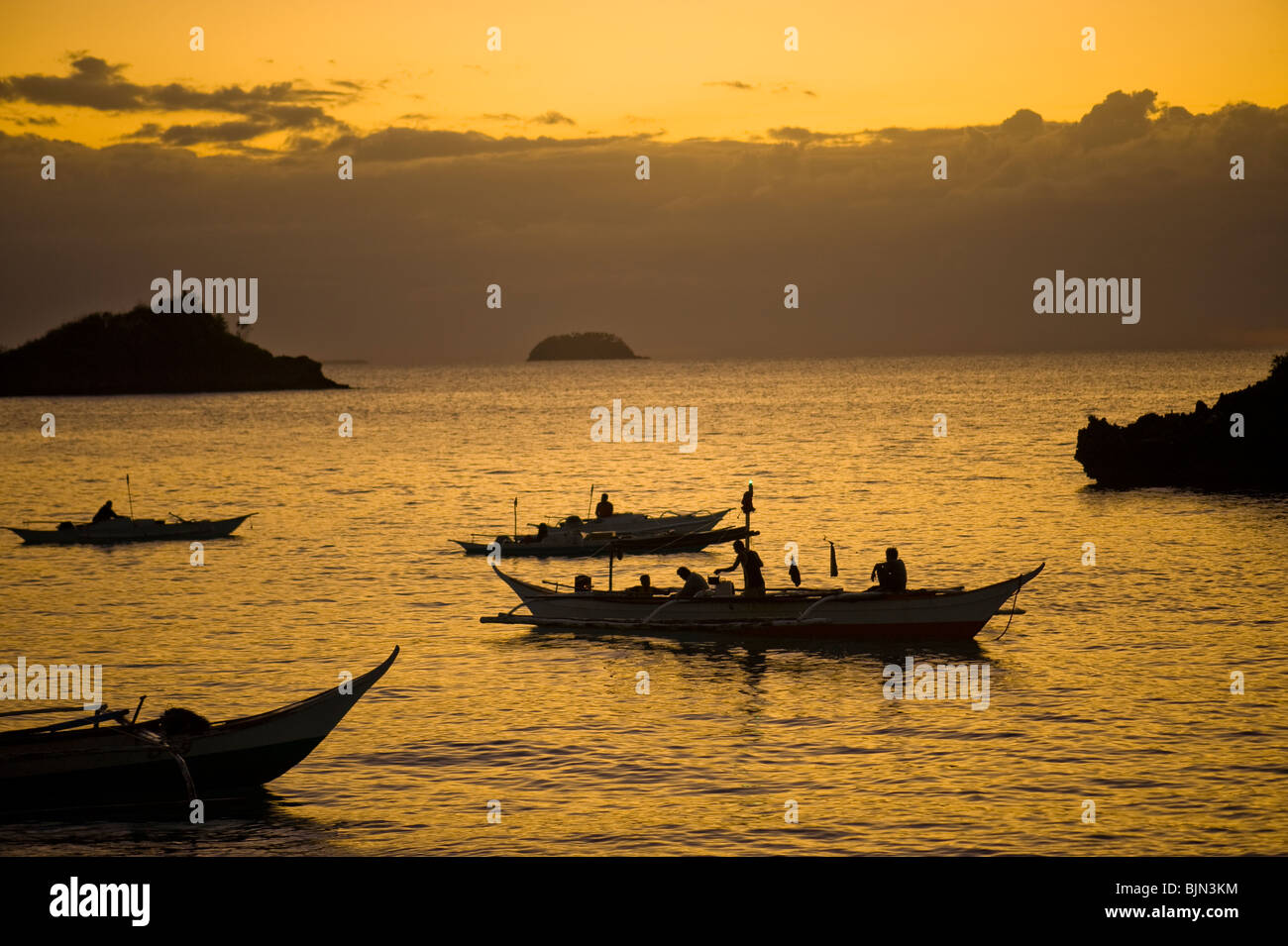 Tramonto Tramonto al mare Isola di Malapascua fisher fisherboat fuoco in barca romantica romanticismo Cebu Filippine Visayan Sea sun tropical h Foto Stock