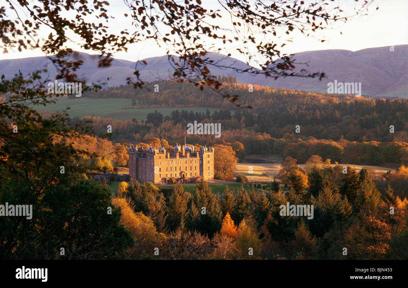 In autunno la valle Nith cercando attraverso un paesaggio autunnale al castello di Drumlanrig con la laminazione Lowther colline alle spalle di Scozia Foto Stock