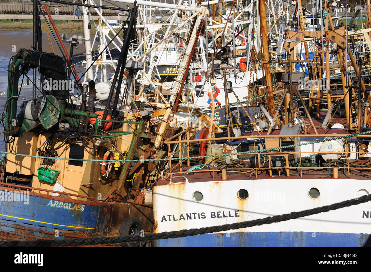 Ammassato accozzaglia di attrezzi da pesca a smerlo flotta peschereccia, Kirkcudbright Harbour, SW Scozia Scotland Foto Stock