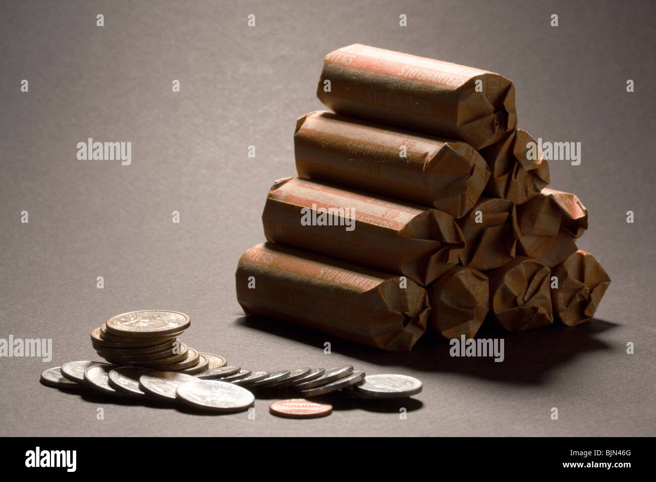 Noi monete $100 in quarti su sfondo nero Foto Stock