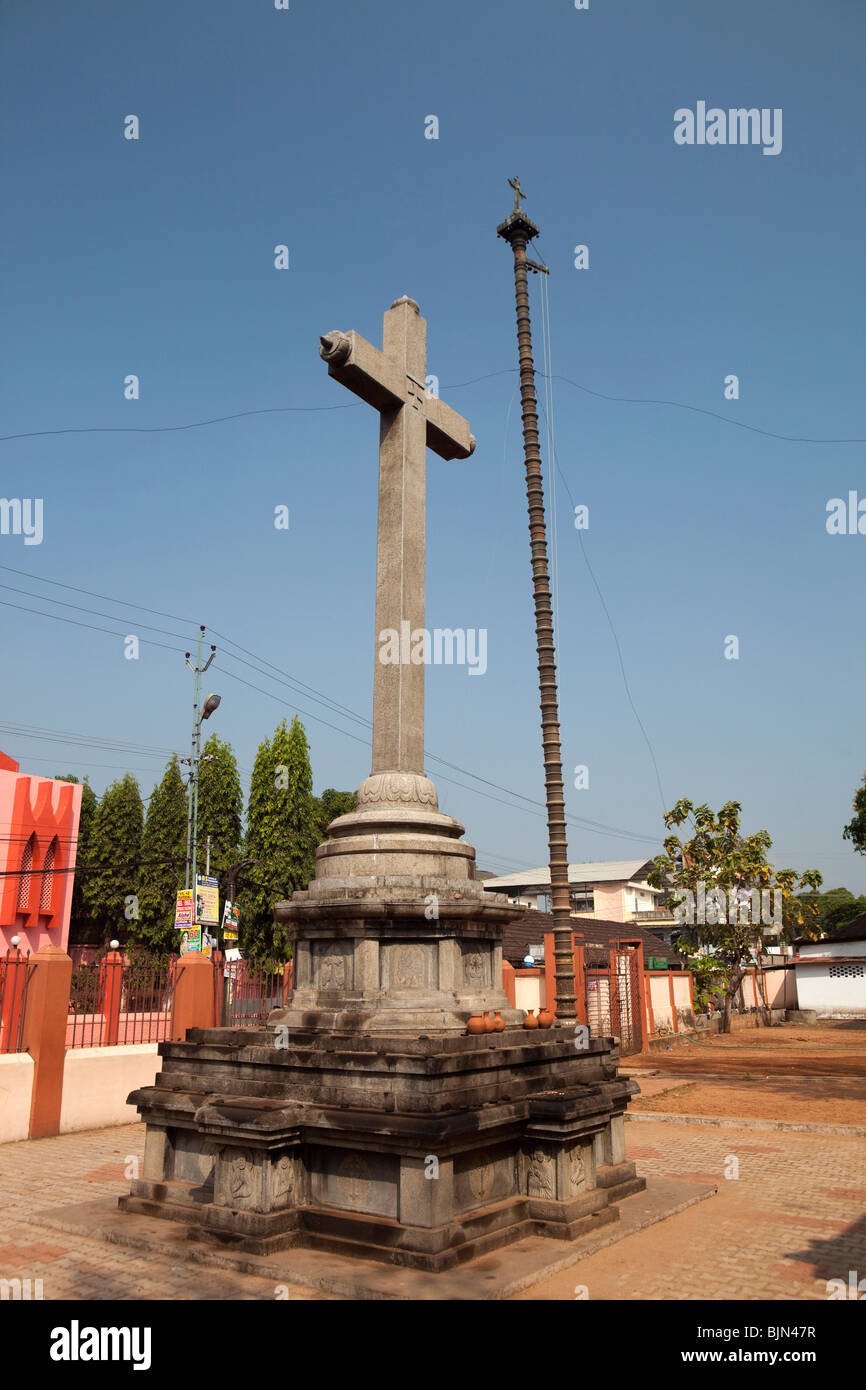 India Kerala, Alappuzha, (Alleppey), Mar Sleeva foranei chiesa crocifisso in ottone e simbolico dawastampa pennone Foto Stock