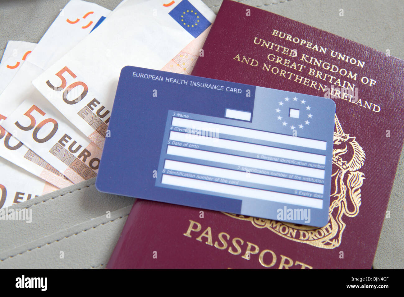 Un team card con un passaporto e qualche euro Foto Stock