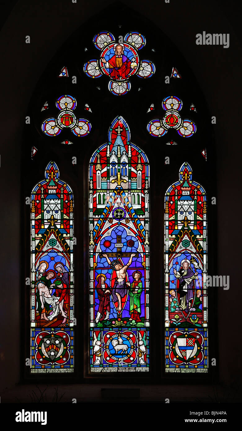 Una vetrata di Clayton e Bell raffigurante la crocifissione, la deposizione e la risurrezione di Gesù, la Chiesa di Santa Margherita, Witton, Norfolk Foto Stock