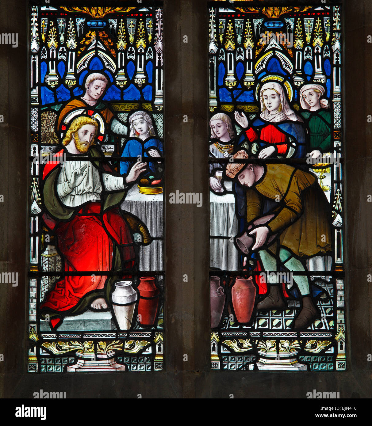 Una vetrata raffigurante Gesù girando l acqua in vino, la chiesa di St Margaret, Witton, Norfolk Foto Stock