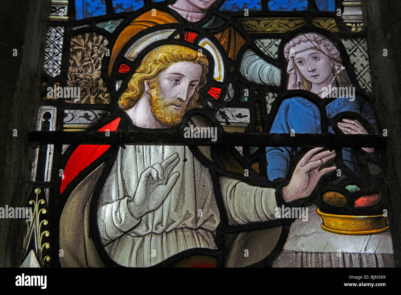 Una vetrata raffigurante Gesù girando l acqua in vino, la chiesa di St Margaret, Witton, Norfolk Foto Stock