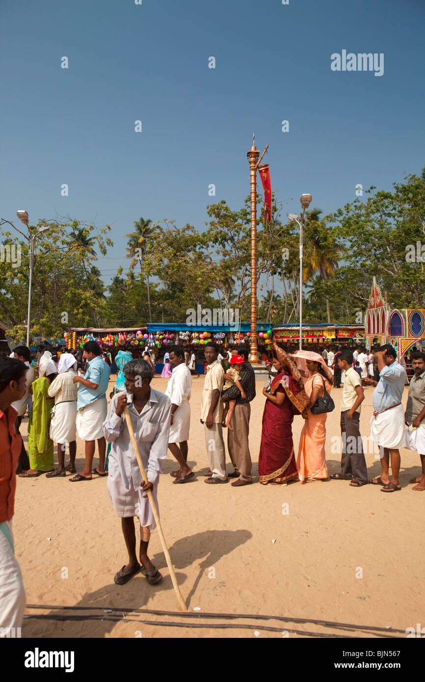 India Kerala, Alappuzha, (Alleppey) Arthunkal, festa di San Sebastian, mendicante e pellegrini in fila per entrare in Sant'Andrea Chiesa Foto Stock