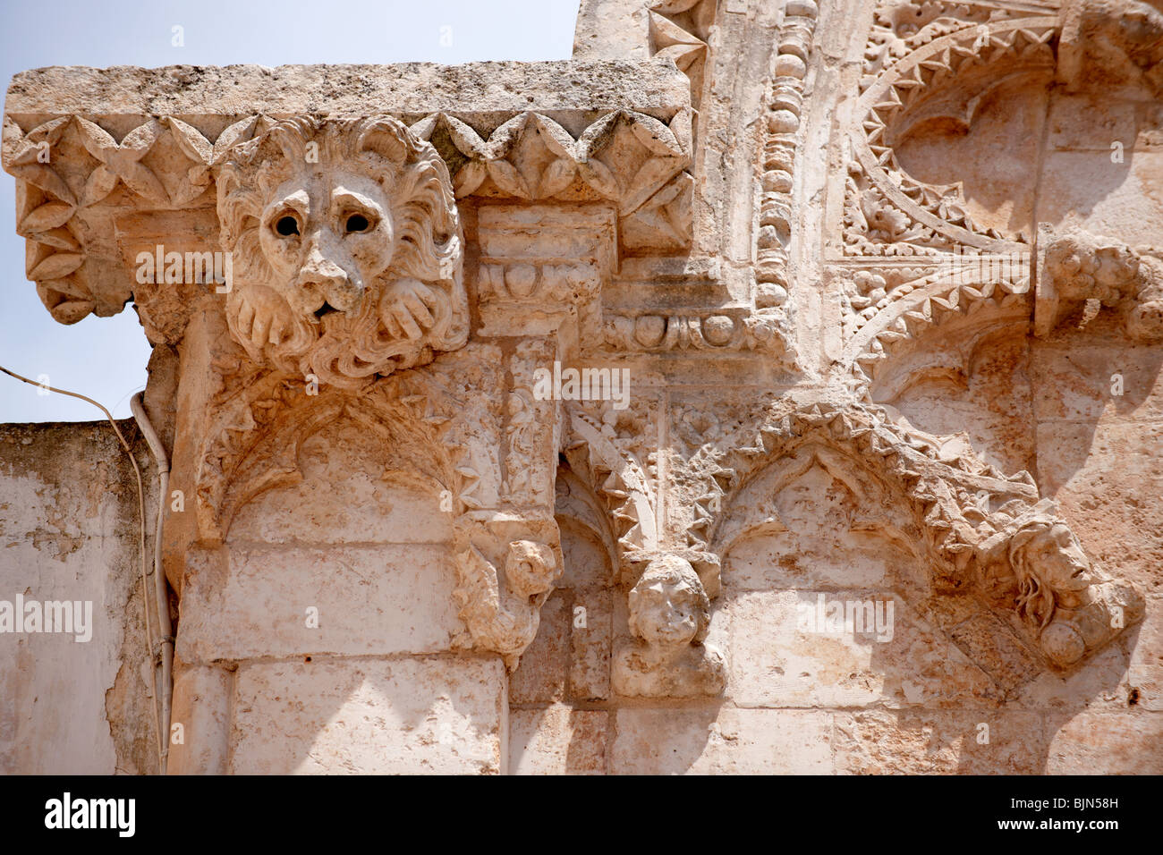 Sculture in pietra e sculture del XV secolo cattedrale della città Bianca, Ostuni, Puglia, Italia meridionale. Foto Stock