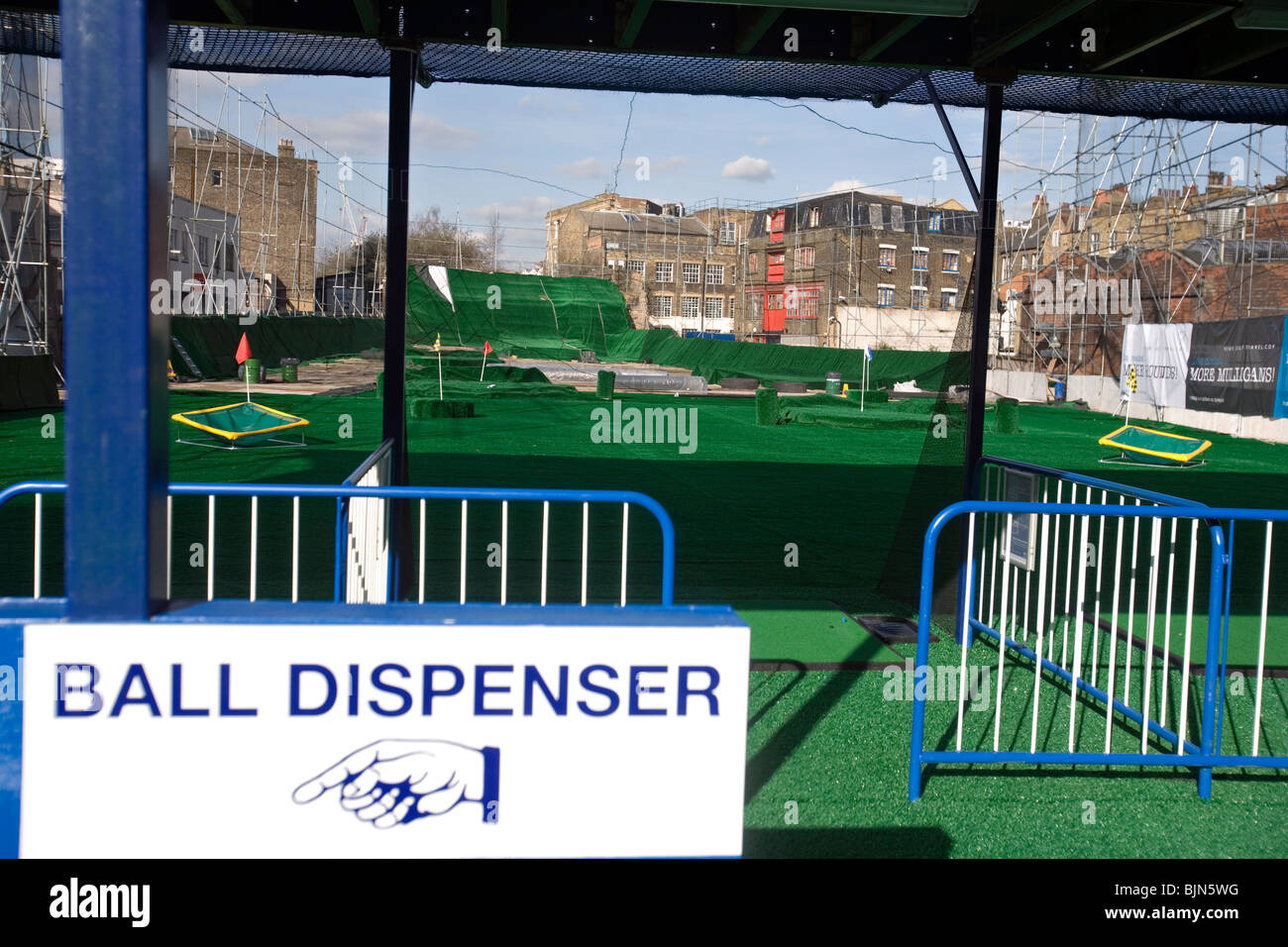 Un nuovo campo da golf driving range nella città di Londra Foto Stock