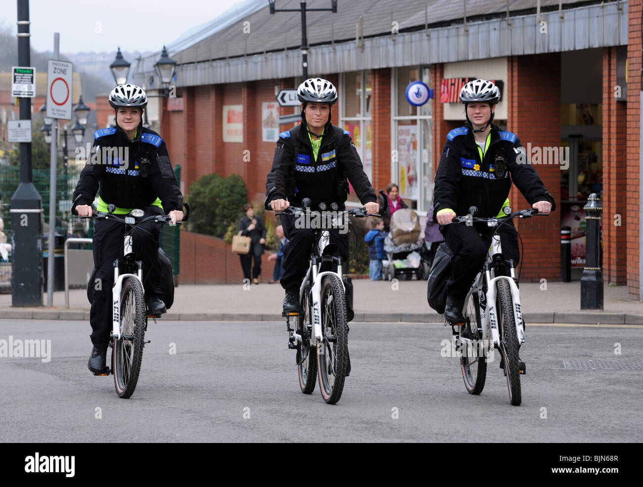 Tre forze di polizia il sostegno comunitario ufficiali pattugliano in mountain bike in Halesowen England Regno Unito Foto Stock