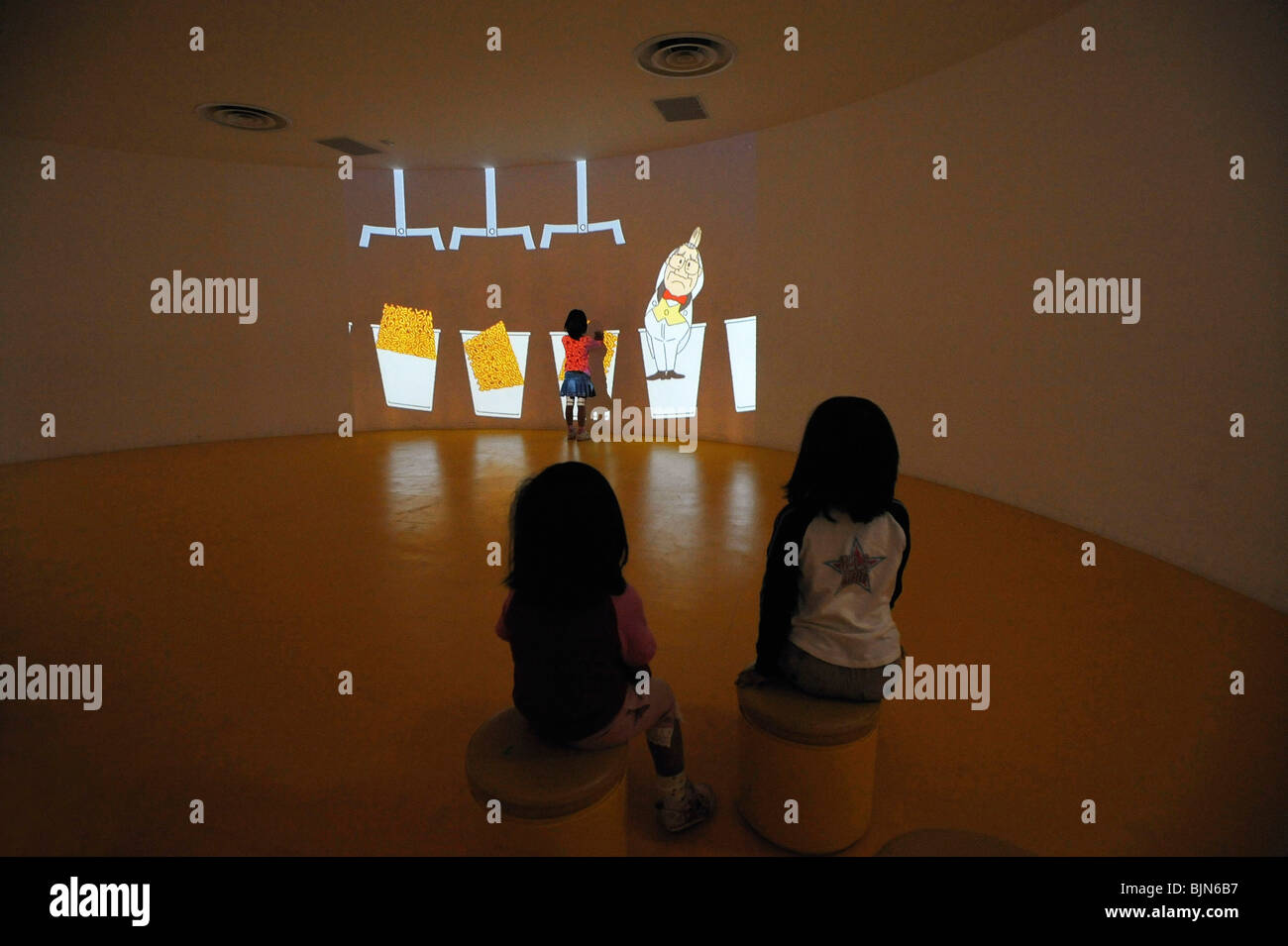 I bambini guardare un video didattico sulla invenzione di tagliatelle istante al Momofuku Ando Instant Ramen Museum di Osaka Foto Stock