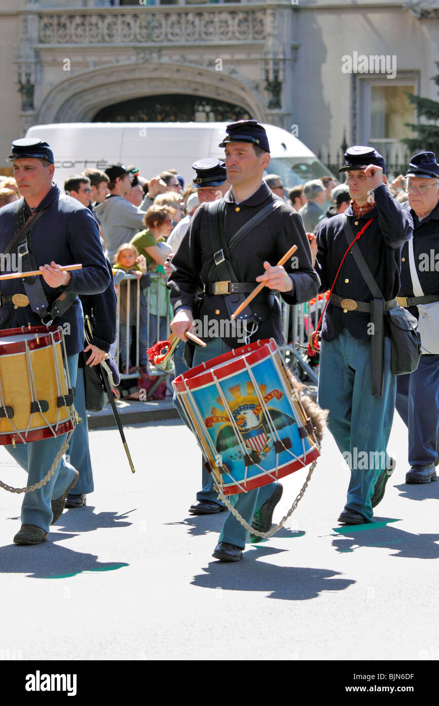 Unione dei soldati della guerra civile rievocazione storica brigata marzo fino a New York City di Quinta Avenue. Nella relazione annuale per il giorno di San Patrizio parade Foto Stock