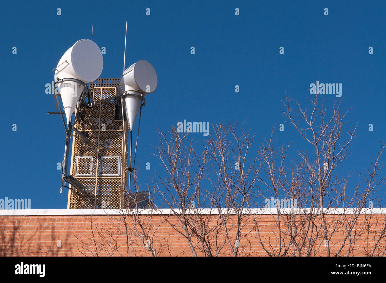 Satellite, mobile telecommunications mast sulla parte superiore di un edificio per uffici a Flagstaff, in Arizona. Foto Stock