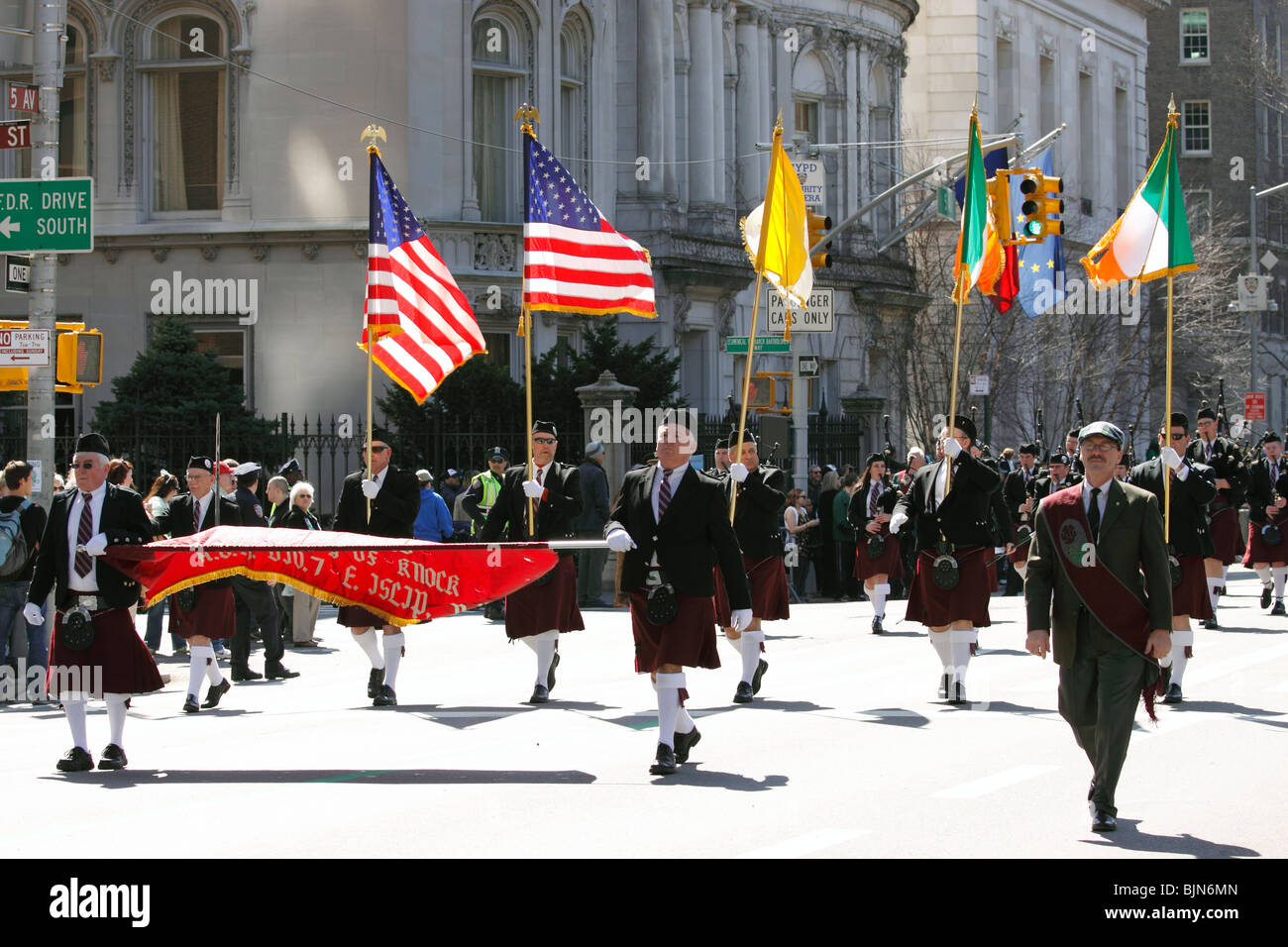 Dimostranti nella festa di San Patrizio parade, 5th Ave., Manhattan New York City Foto Stock