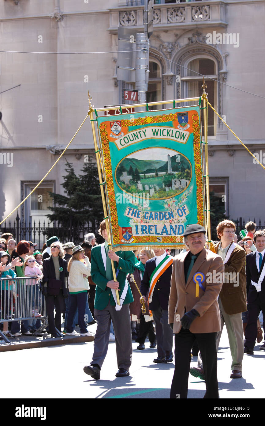 Dimostranti portano banner fino la Quinta Avenue in New York City annuale della festa di San Patrizio parade Foto Stock