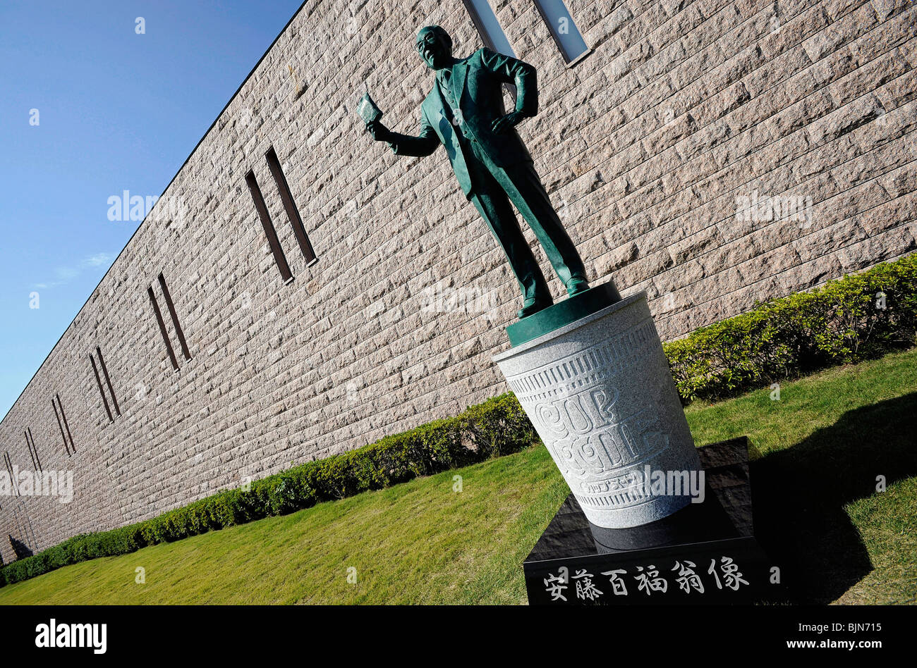 Una statua di instant noodle inventore Momofuku Ando si erge al di fuori del Instant Ramen Museum di Osaka Foto Stock