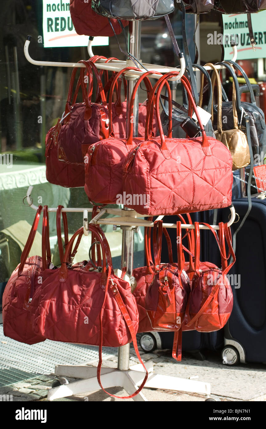 Red borsette in stand al di fuori del negozio il Tauentzienstrasse Kudamm Berlin Germania Foto Stock