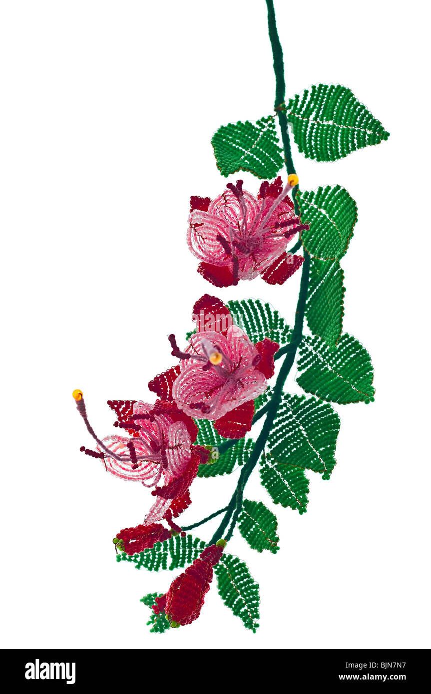 Manufatto: vaso con fiori di perle di vetro e filo. Giallo, Blu, rosa, bianco bud. Il verde delle foglie. Isolato su bianco Foto Stock