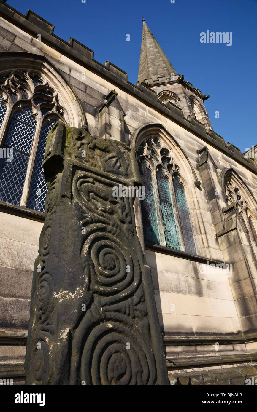 Saxon Cross nel sagrato alla Chiesa di Tutti i Santi, Bakewell, Derbyshire. Foto Stock