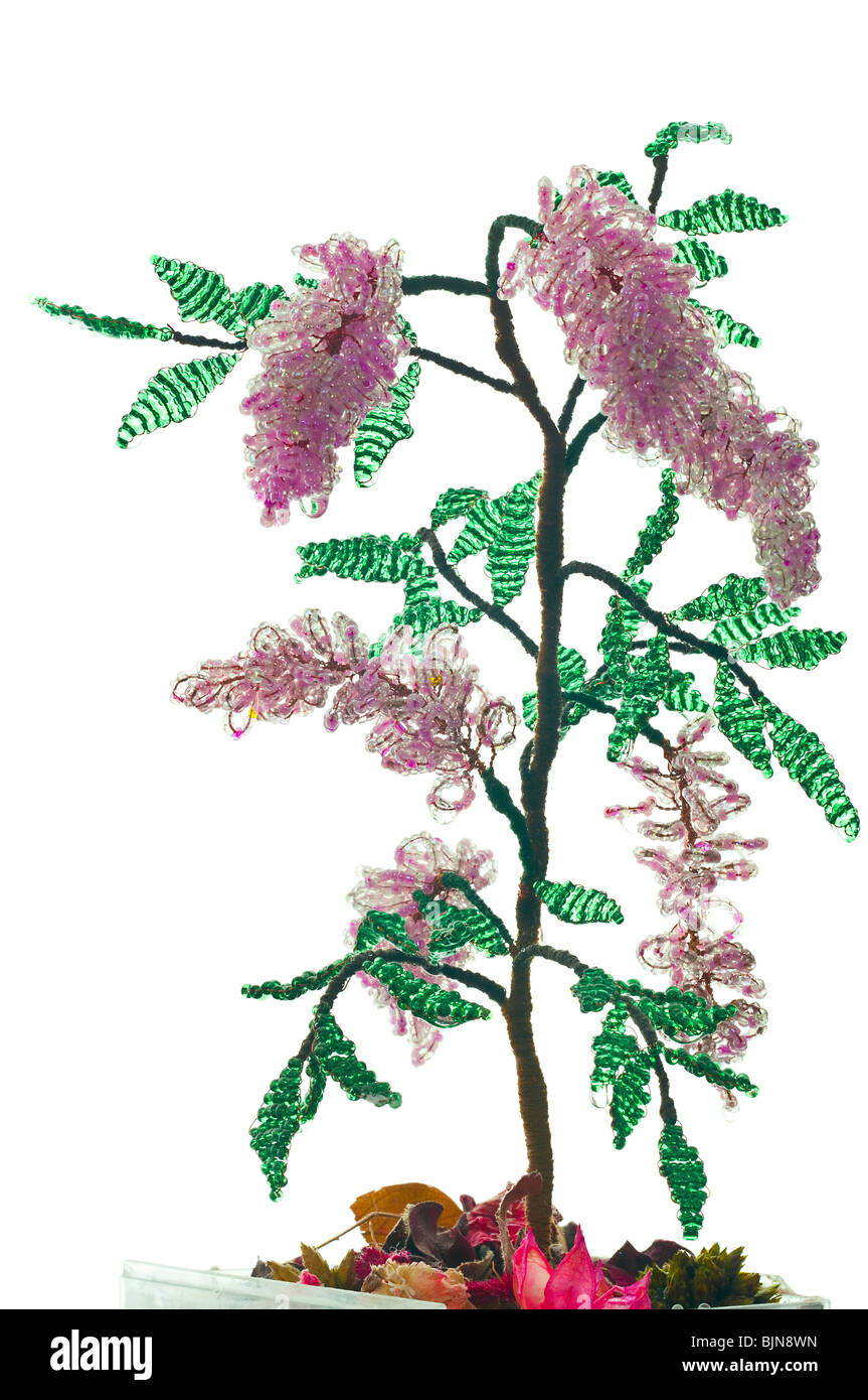 Manufatto: vaso con fiori di perle di vetro e filo. Giallo, Blu, rosa, bianco bud. Il verde delle foglie. Isolato su bianco Foto Stock