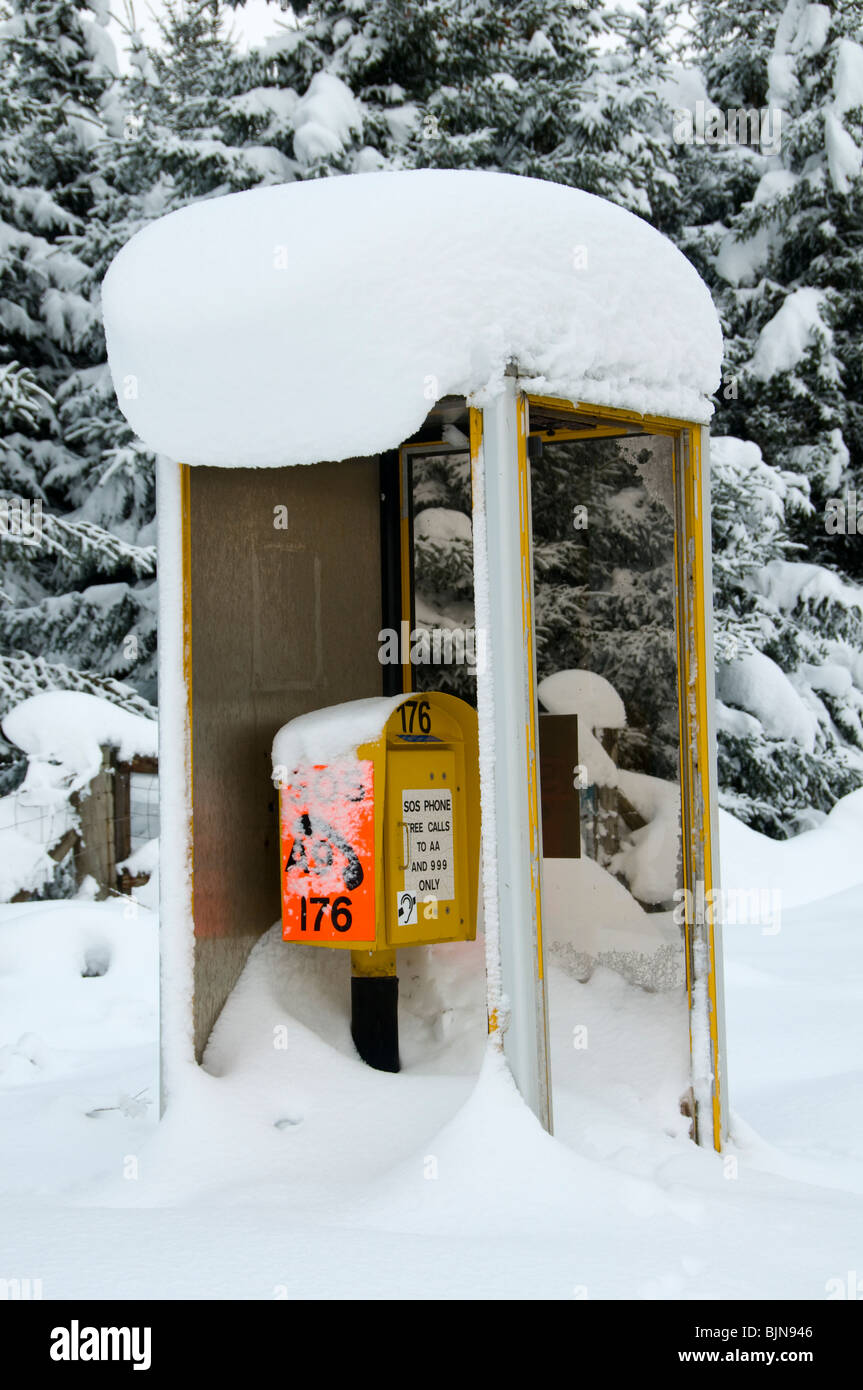 Coperta di neve telefono di emergenza box sulla A9 road, vicino al vertice Slochd, Invernesshire, regione delle Highlands, Scotland, Regno Unito Foto Stock