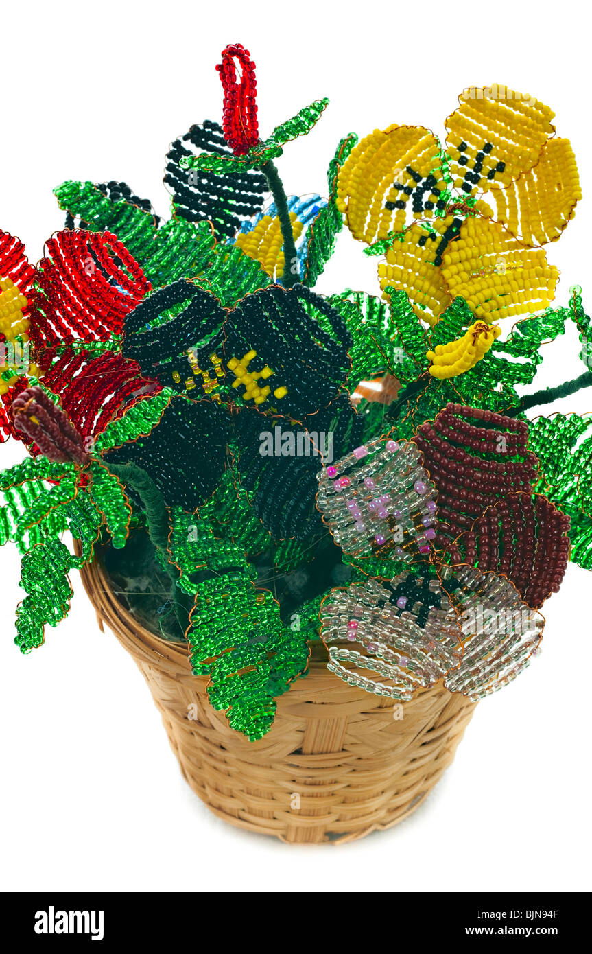 Manufatto: vaso con fiori di perle di vetro e filo. Giallo, Blu, rosa, bianco bud. Il verde delle foglie. Isolato su bianco Foto Stock