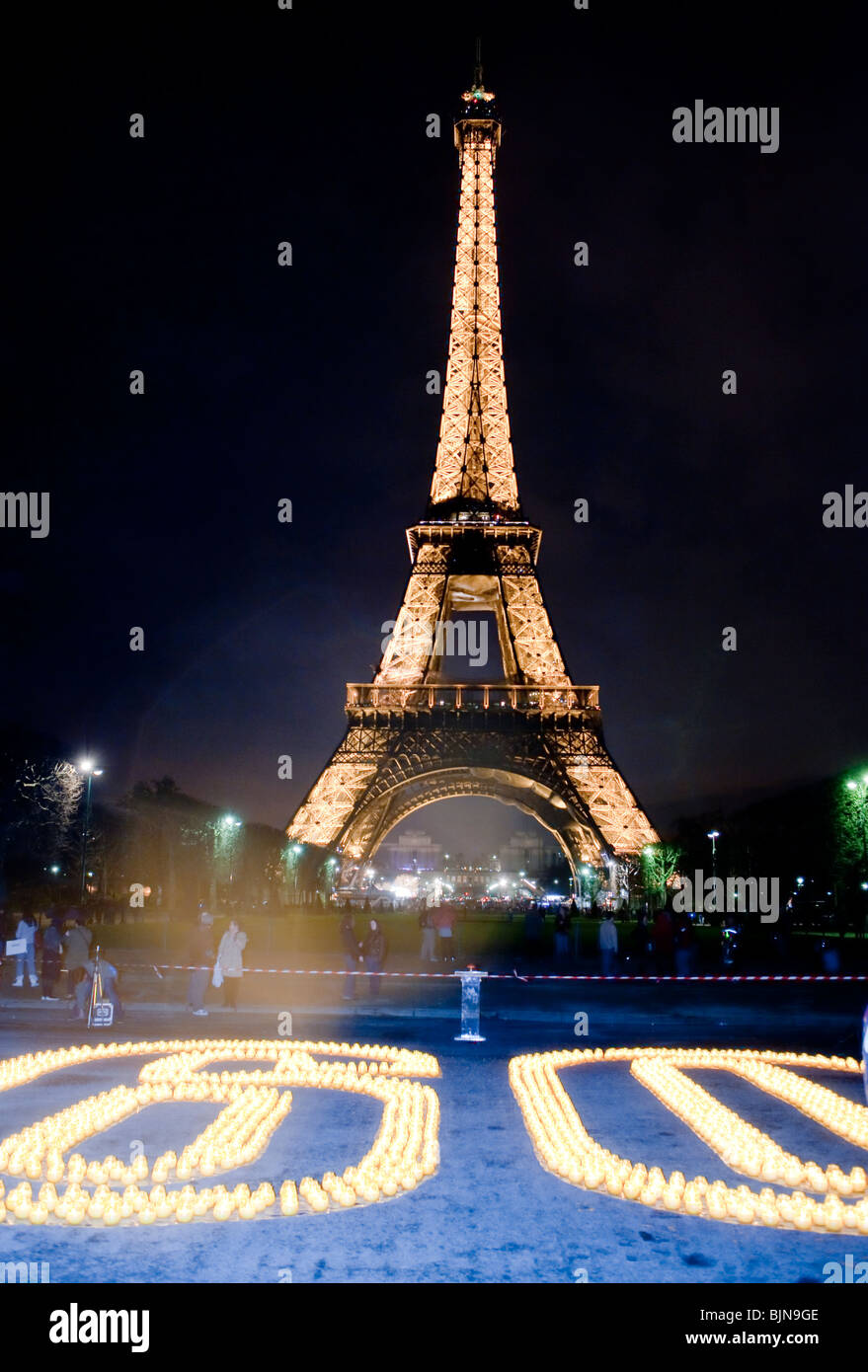 Parigi, Francia, celebra l'ora internazionale della Terra, la Torre Eiffel, la notte, le luci accese, evento di sostenibilità ambientale Foto Stock
