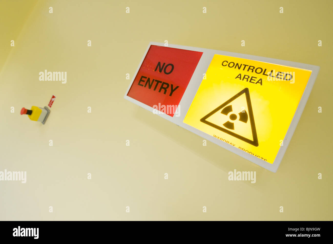 Avviso radiazioni firmare al di fuori di una unità di radioterapia in un West London hospital Foto Stock