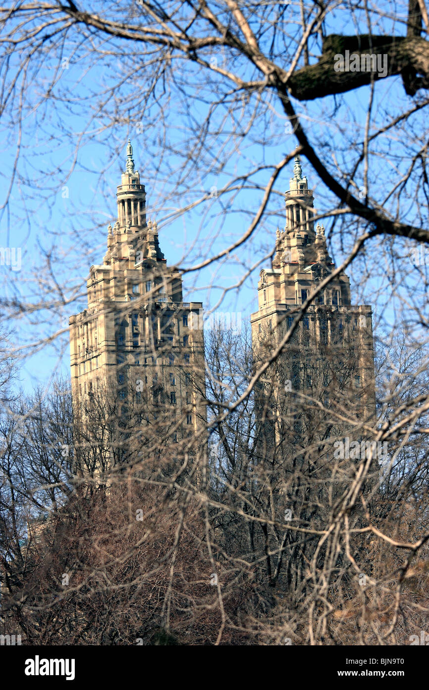 Il San Remo appartamento edificio su Central Park West, come visto attraverso gli alberi del Central Park di New York City Foto Stock