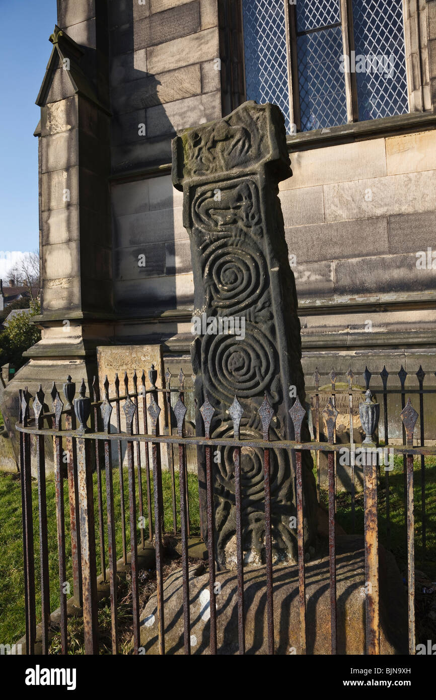 Saxon Cross nel sagrato alla Chiesa di Tutti i Santi, Bakewell, Derbyshire. Foto Stock