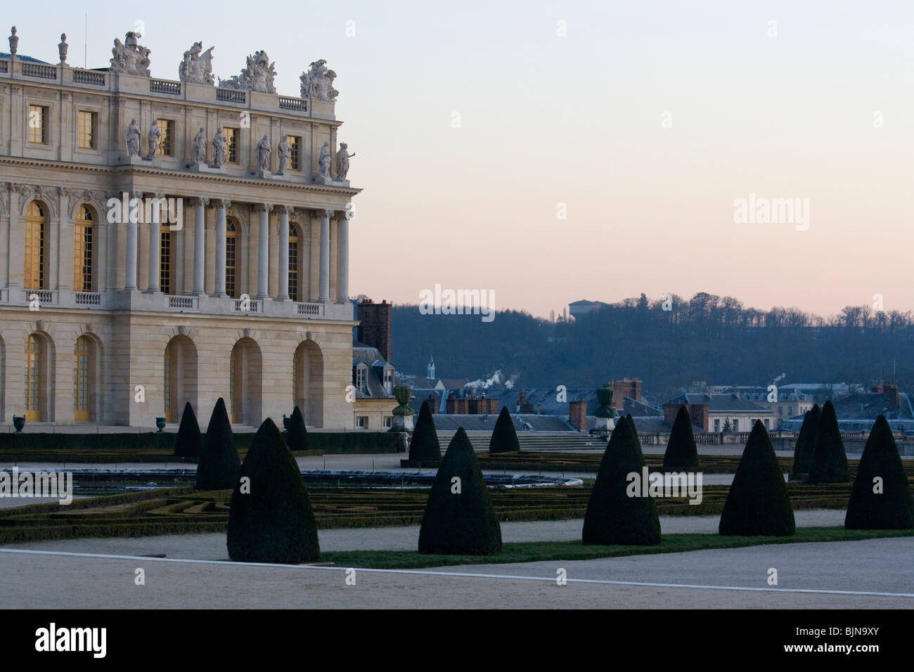 Il castello di Versailles al tramonto, Gennaio 2010. La parte migliore è stata n. i turisti erano lì, il che è piuttosto inusuale. Foto Stock