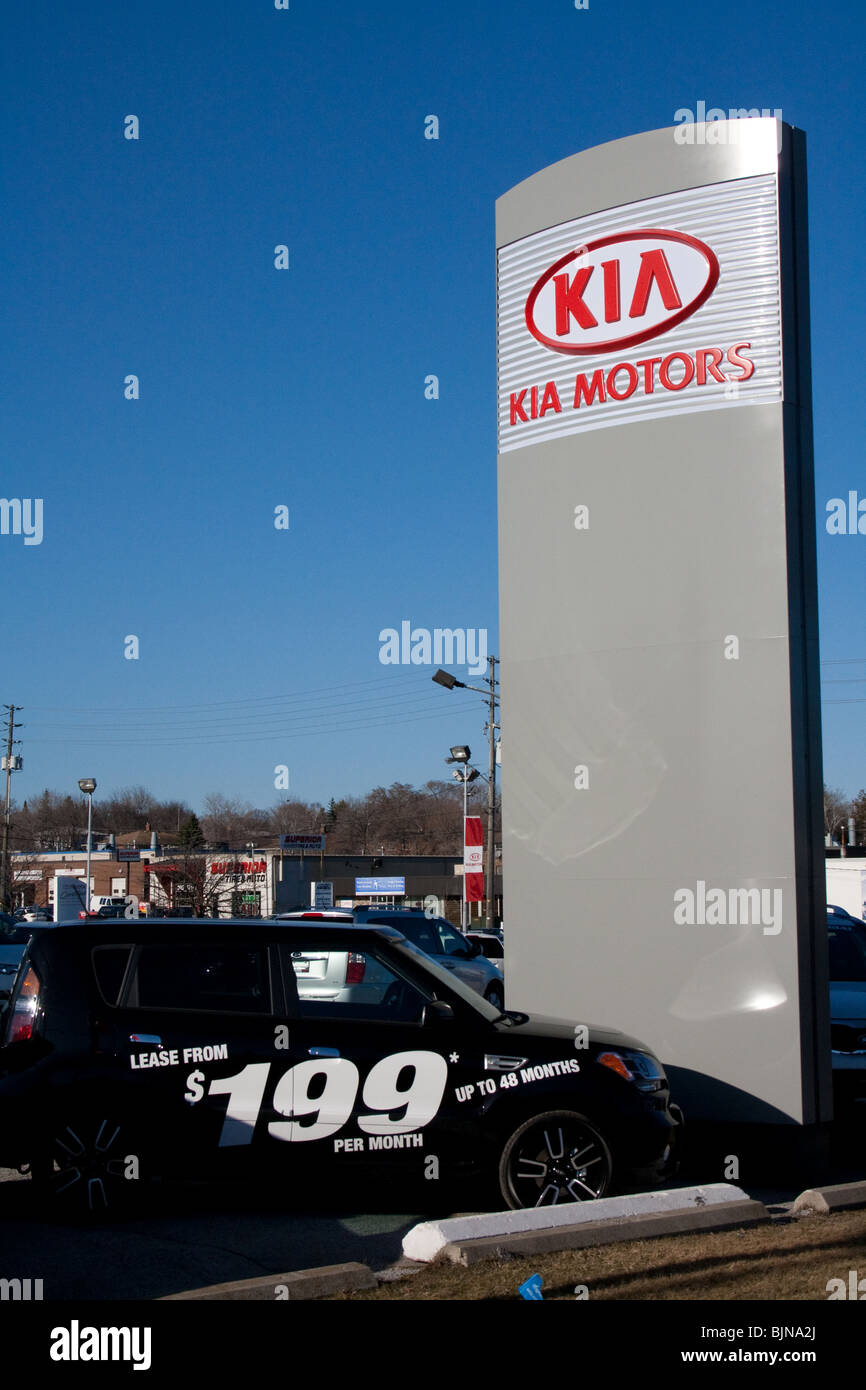 La Kia Motors Motore logo azienda concessionaria cielo blu Foto Stock