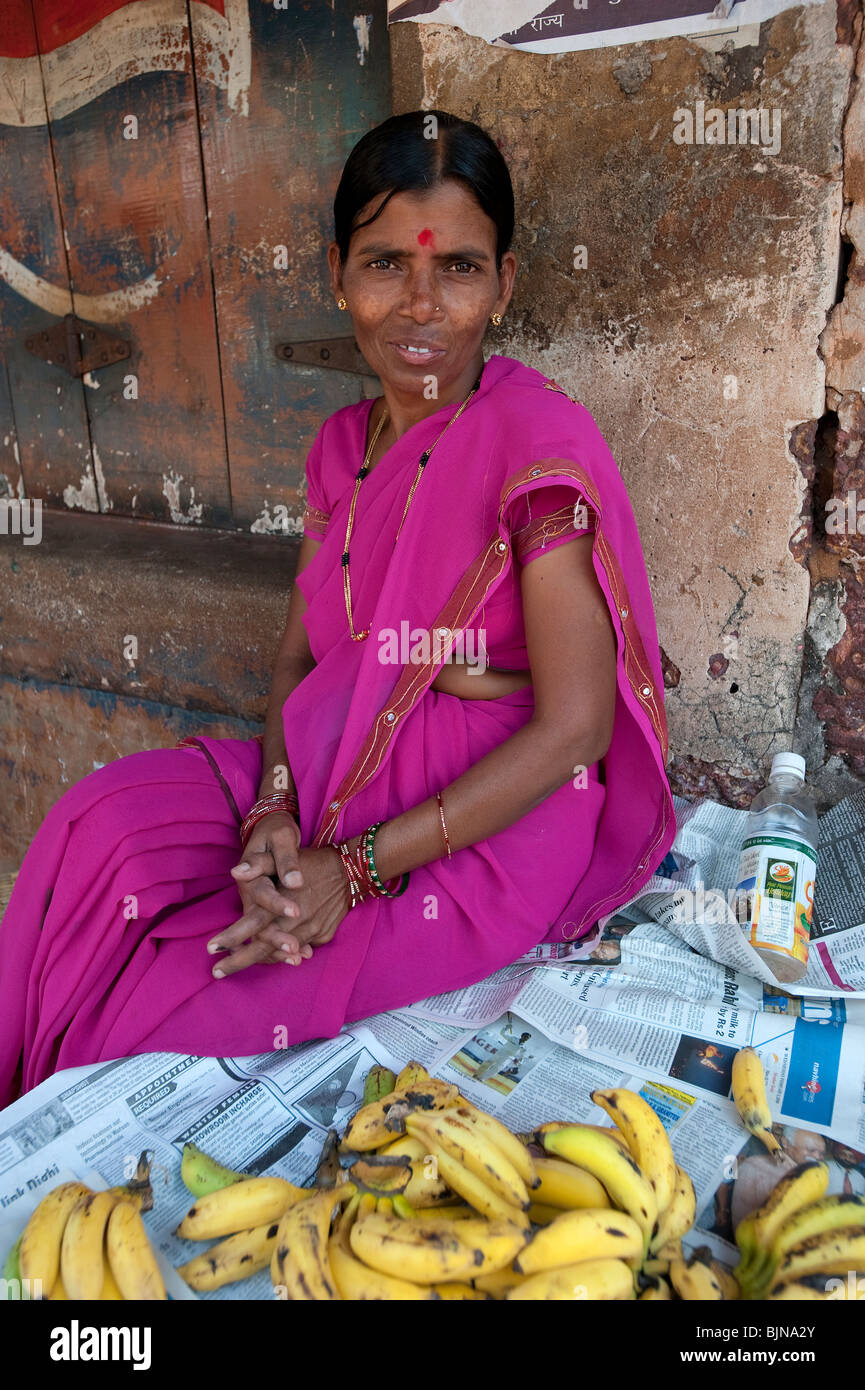 Donna locale la vendita delle banane, Verem, Goa, India Foto Stock