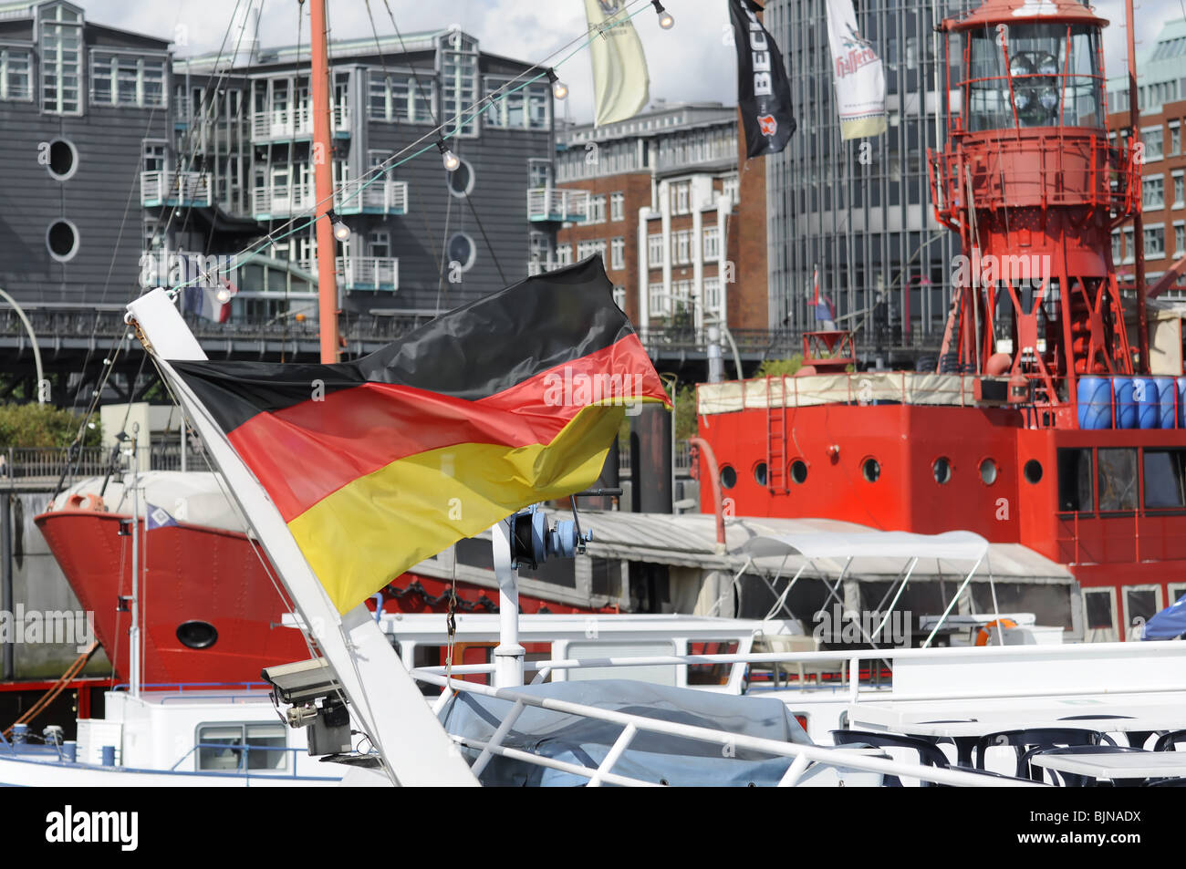 Bandiera tedesca sulla barca in banchine del porto di Amburgo Foto Stock