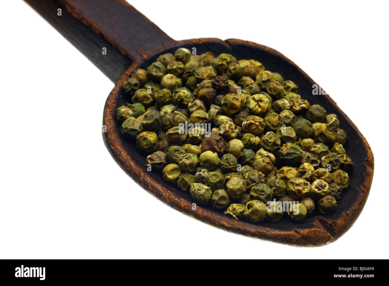 Il pepe verde sul cucchiaio di legno Foto Stock