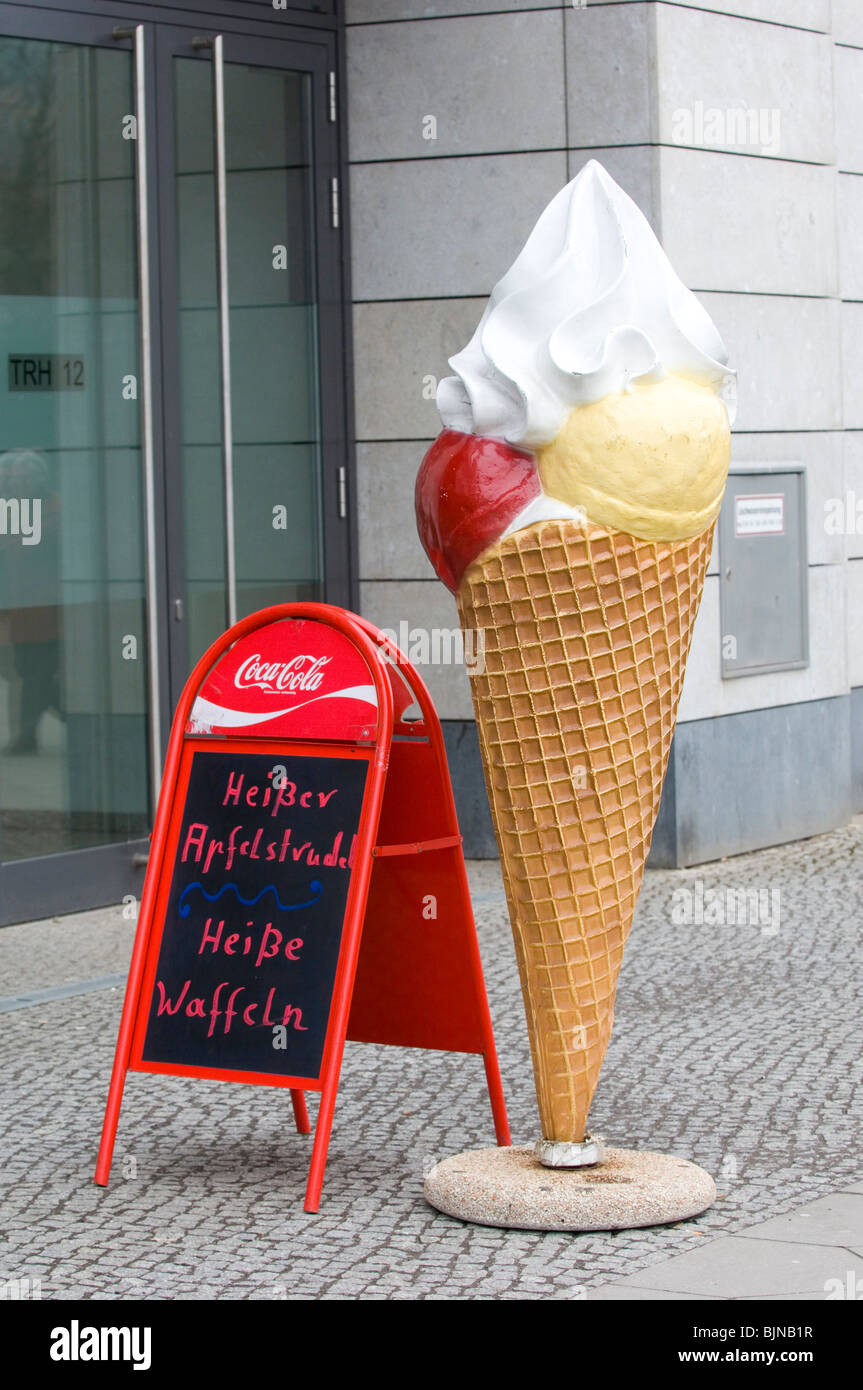 Ice Cream display al di fuori del negozio in piazza Alexanderplatz Berlin Mitte Germania Foto Stock