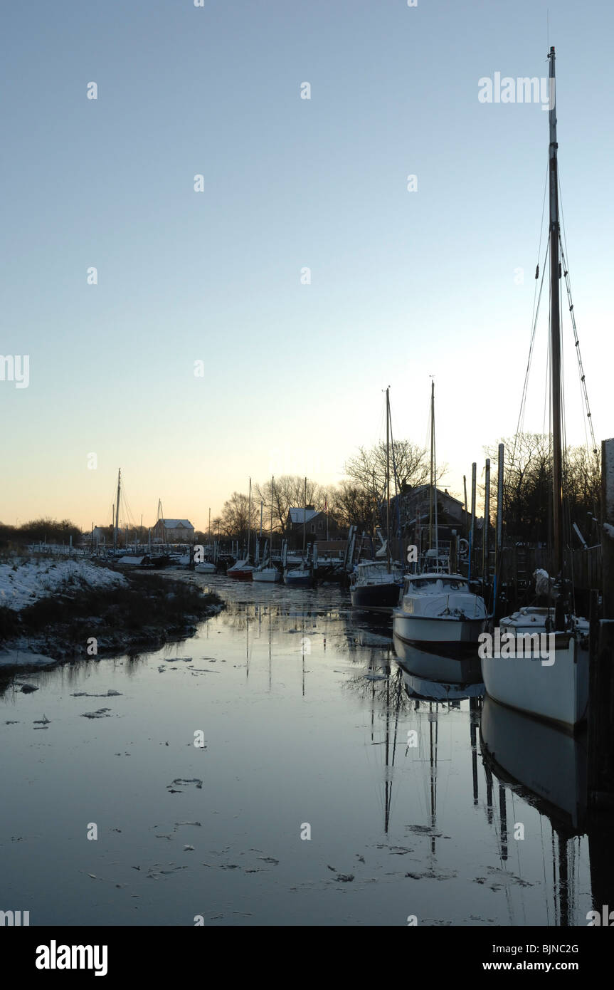 Yacht ormeggiati a banchine su skippool creek finalmente la luce in inverno. Foto Stock