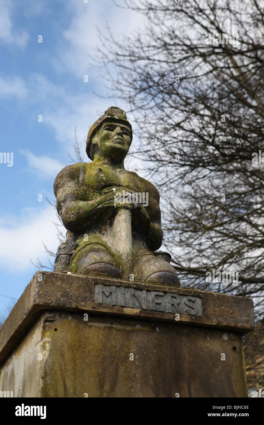 Una scultura in bronzo di un minatore che è montato sulla parte superiore del montante d'ingresso dei minatori di Durham' Hall in Redhills, Durham City, England, Regno Unito Foto Stock