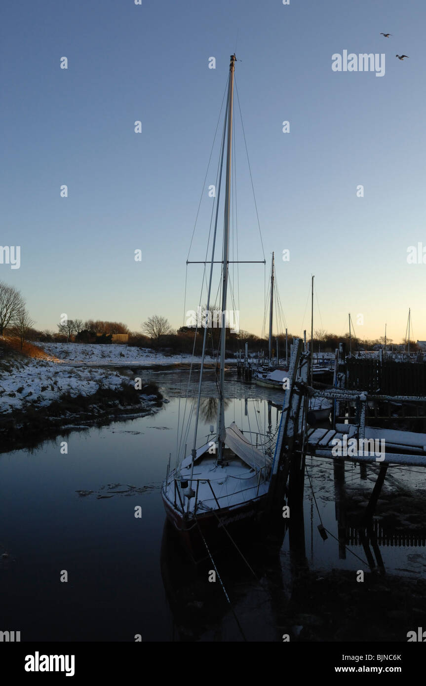 Yacht ormeggiati a banchine su skippool creek finalmente la luce in inverno. Foto Stock