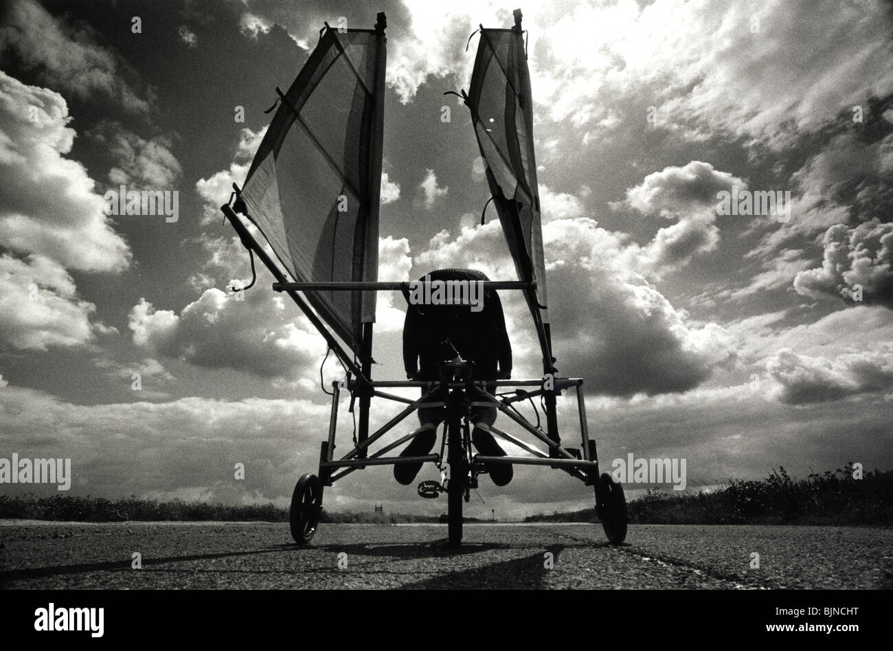 Un uomo che ha inventato una propulsione eolica triciclo test drive di un prototipo a aeroporto di Manston nel Kent. Foto Stock