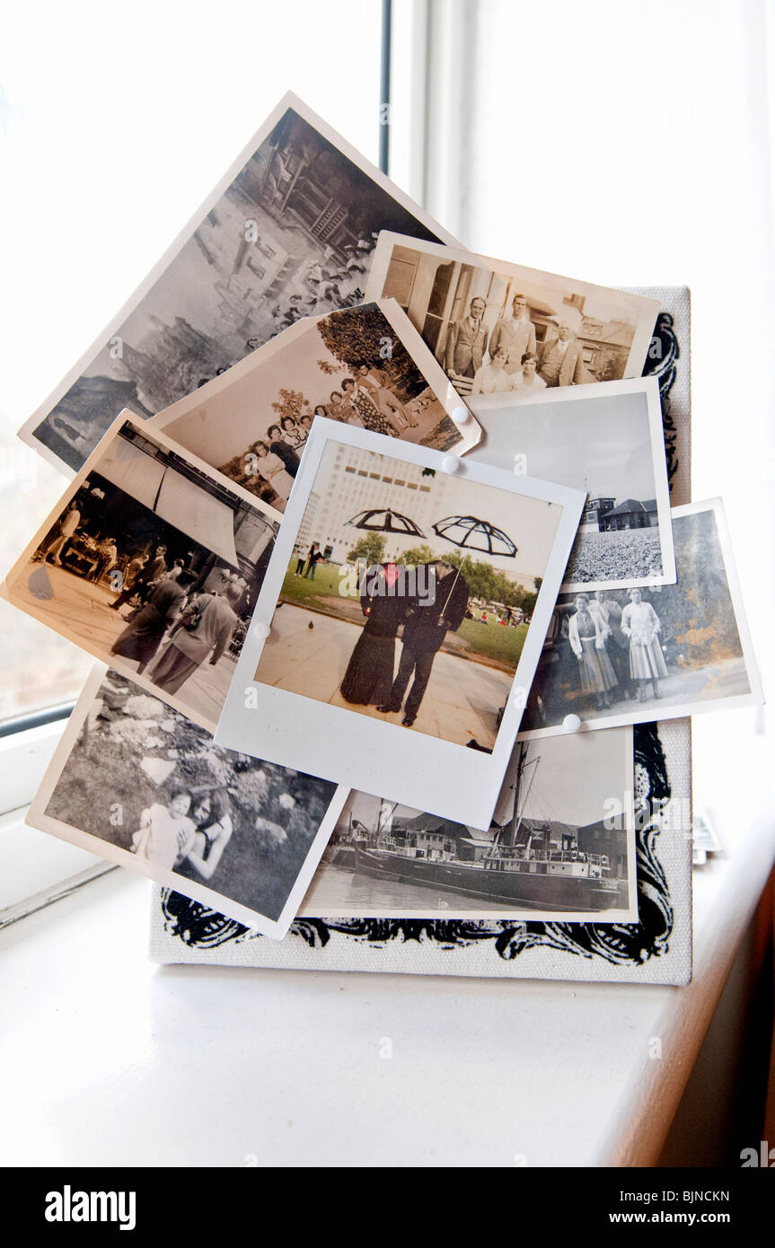 Raccolta di foto polaroid sulla finestra della camera di battuta Foto Stock