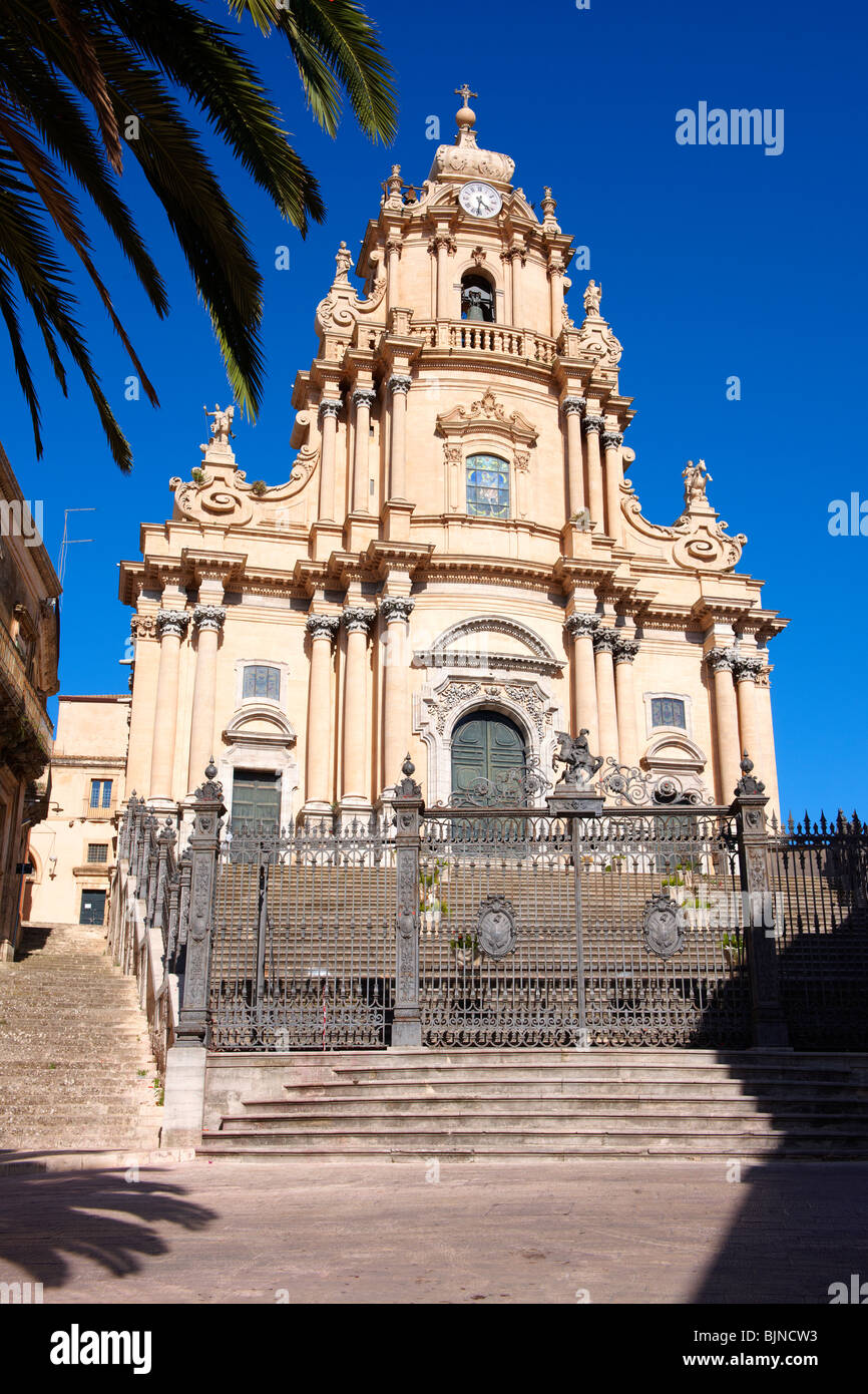 Barocca cattedrale di St George progettato da Rosario Gagliardi , Piazza Duomo, Ragusa Ibla, Sicilia. Foto Stock