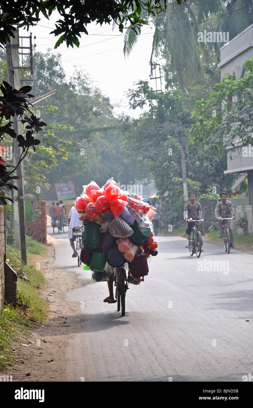 Un inizio di mattina ciclista nel villaggio di Rajarhat, West Bengal, India Foto Stock