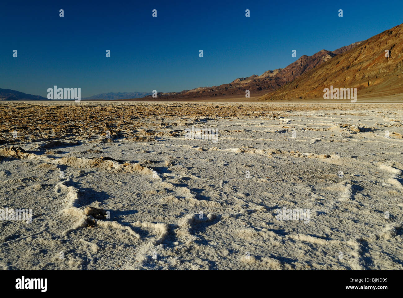 Vista panoramica delle piscine di sale in Badwater nella Valle della Morte, lo stato della California Foto Stock