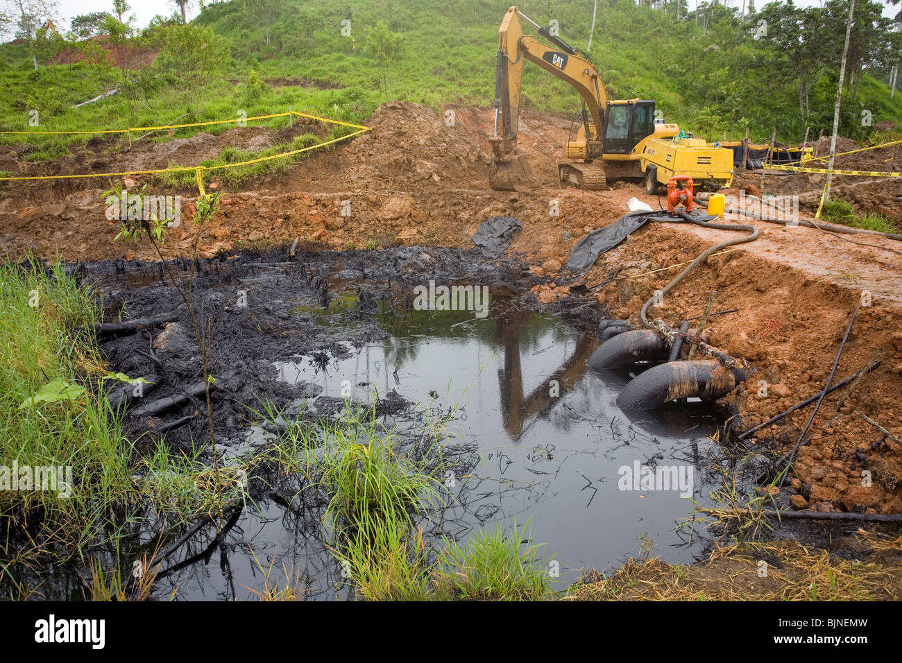 Fuoriuscita di olio da un pozzo nella foresta pluviale tropicale, Ecuador Foto Stock