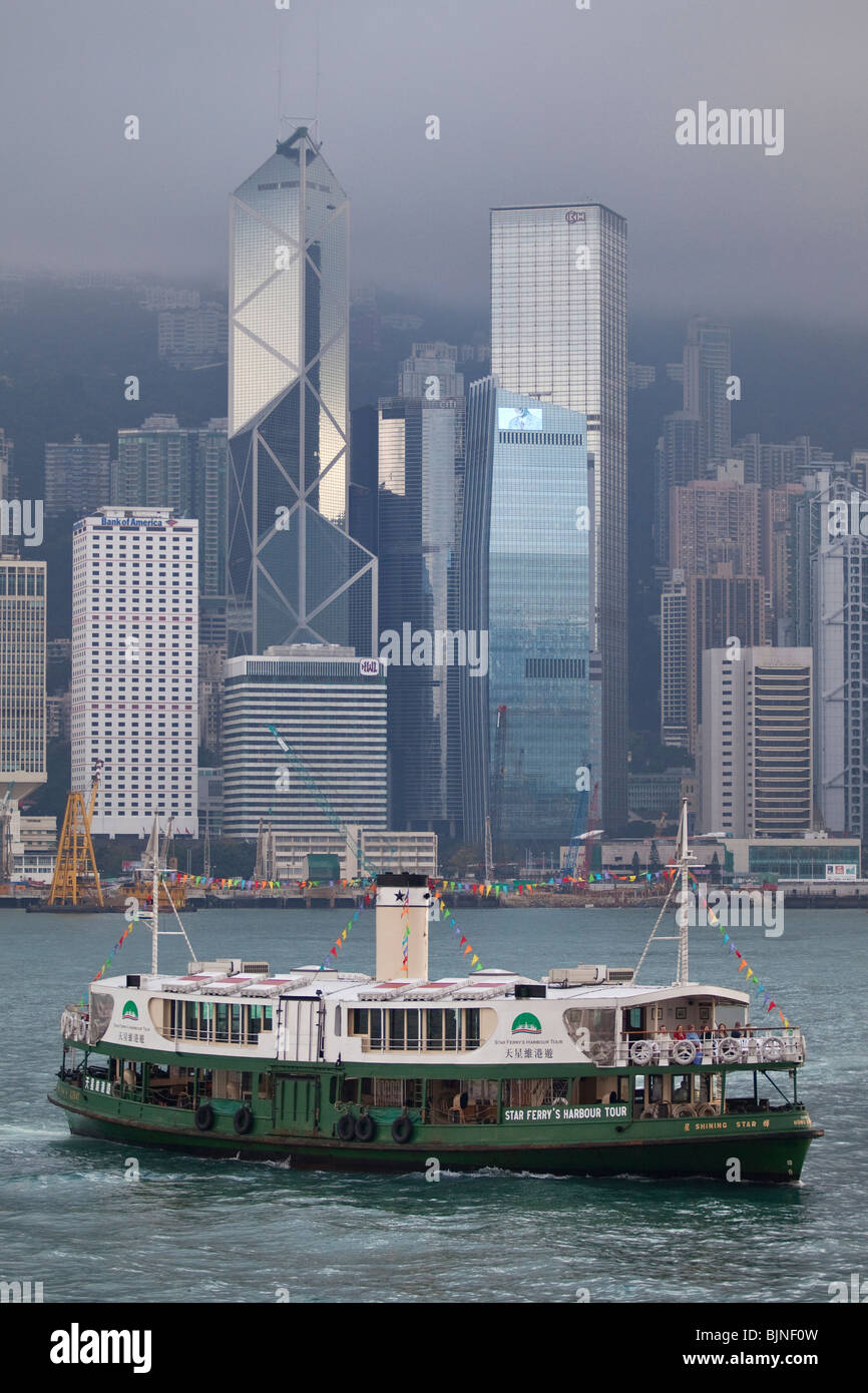 Il Traghetto Star vela nel porto di Hong Kong tra Central e Tsim Sha Tsui Foto Stock