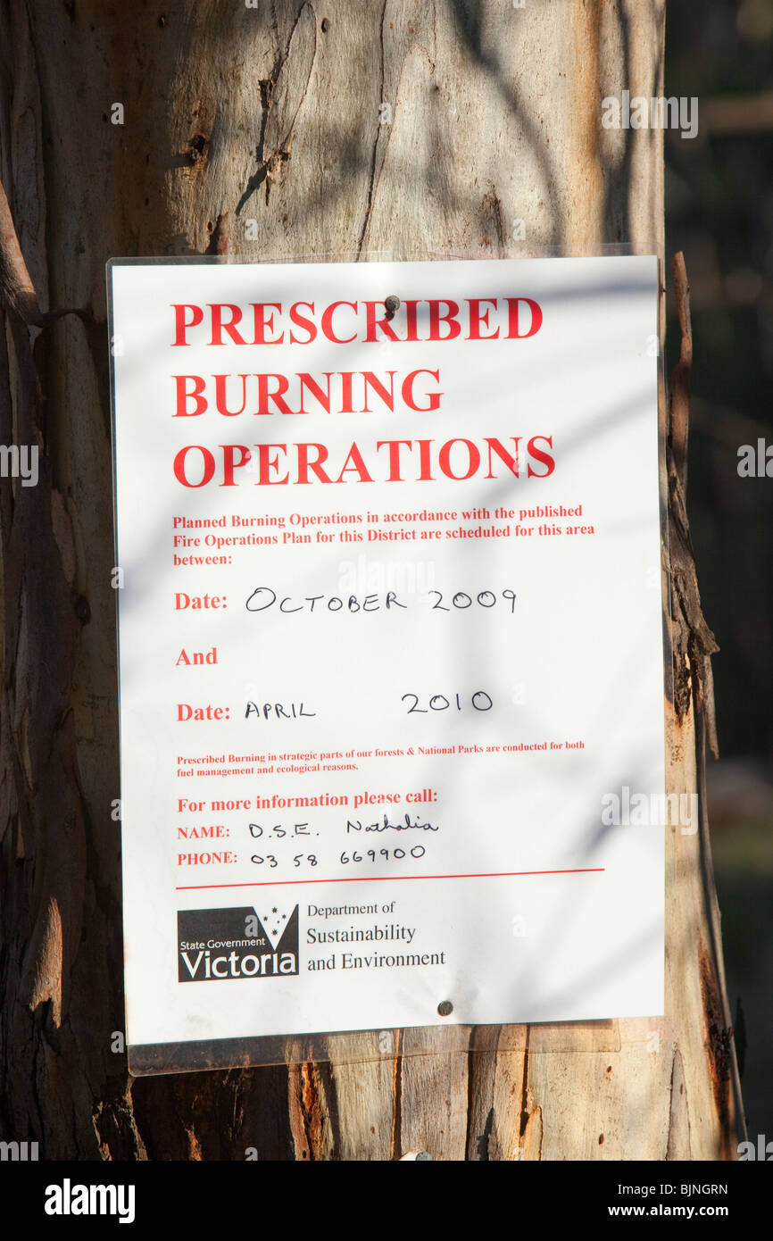 Un poster di avvertimento del prescritto le operazioni di masterizzazione in prossimità di Echuca per cercare di ridurre il carico di carburante delle foreste. Foto Stock